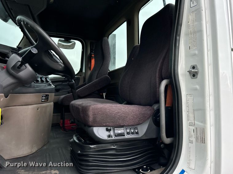 image for item KH9557 2013 Freightliner Cascadia  semi truck