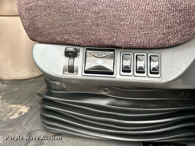 image for item KH9557 2013 Freightliner Cascadia  semi truck