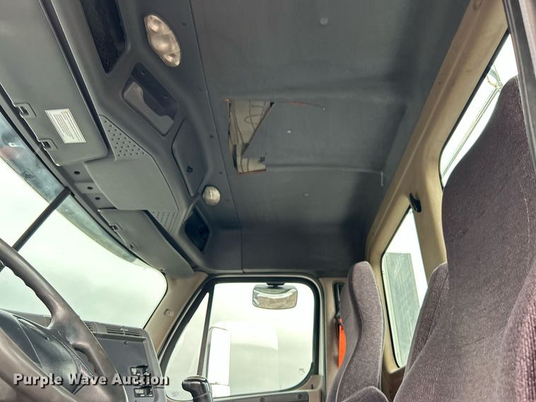 image for item KH9557 2013 Freightliner Cascadia  semi truck