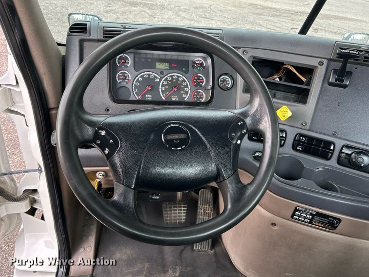 image for item KH9557 2013 Freightliner Cascadia  semi truck