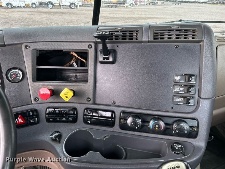 image for item KH9557 2013 Freightliner Cascadia  semi truck