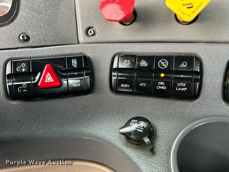 image for item KH9557 2013 Freightliner Cascadia  semi truck