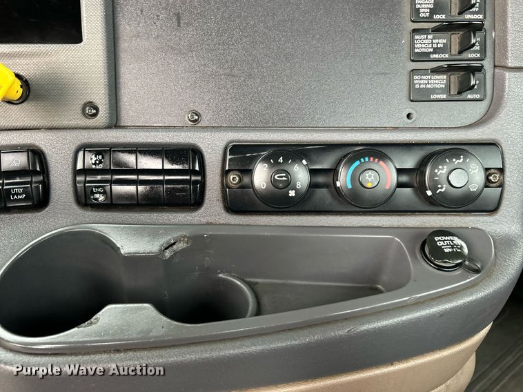 image for item KH9557 2013 Freightliner Cascadia  semi truck