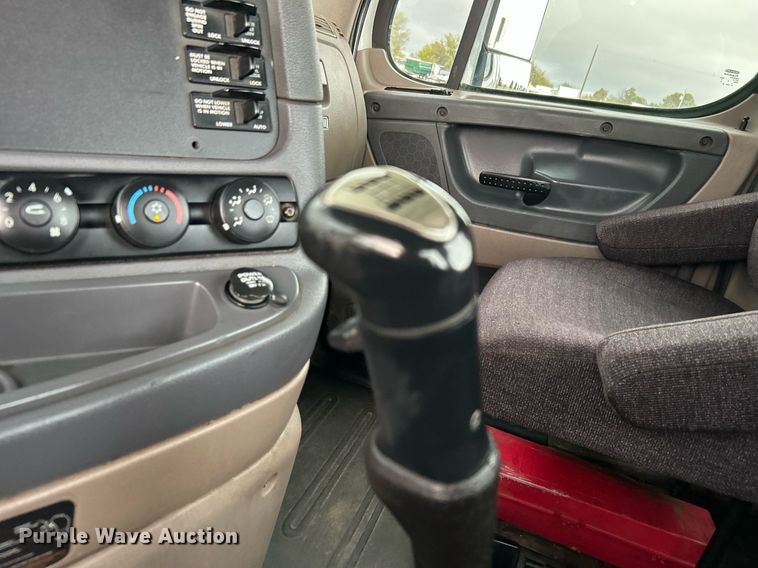 image for item KH9557 2013 Freightliner Cascadia  semi truck