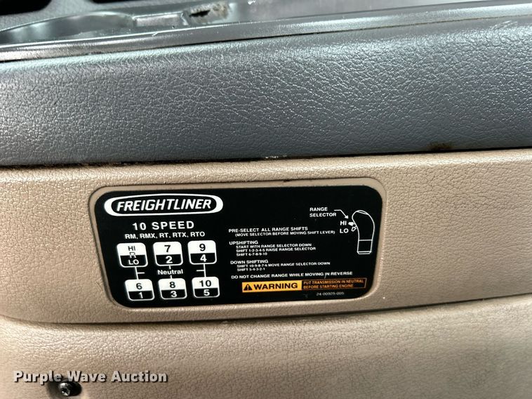 image for item KH9557 2013 Freightliner Cascadia  semi truck