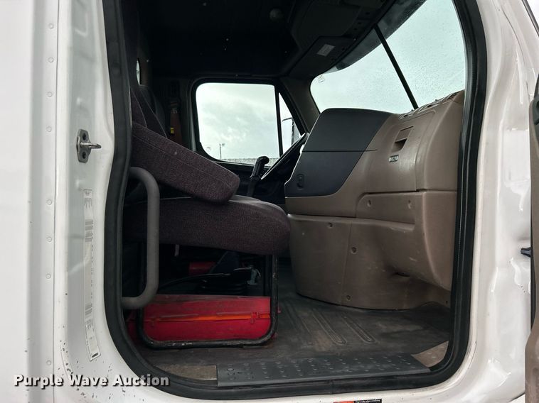 image for item KH9557 2013 Freightliner Cascadia  semi truck