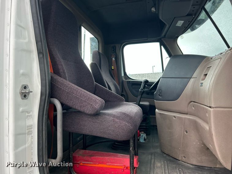 image for item KH9557 2013 Freightliner Cascadia  semi truck