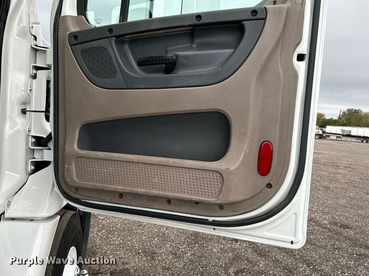 image for item KH9557 2013 Freightliner Cascadia  semi truck