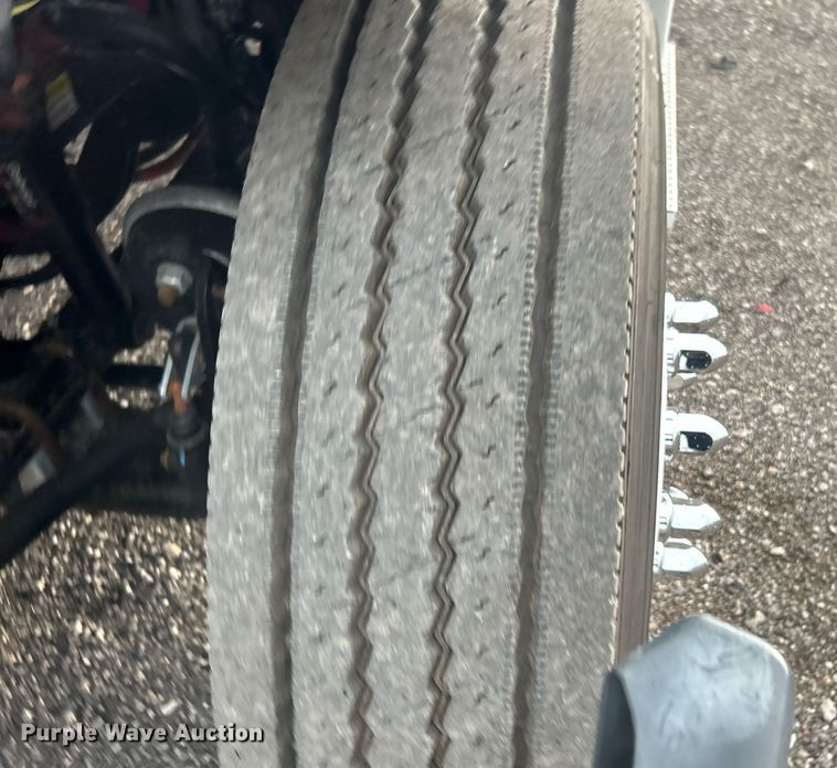 image for item KH9557 2013 Freightliner Cascadia  semi truck