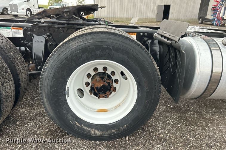 image for item KH9557 2013 Freightliner Cascadia  semi truck