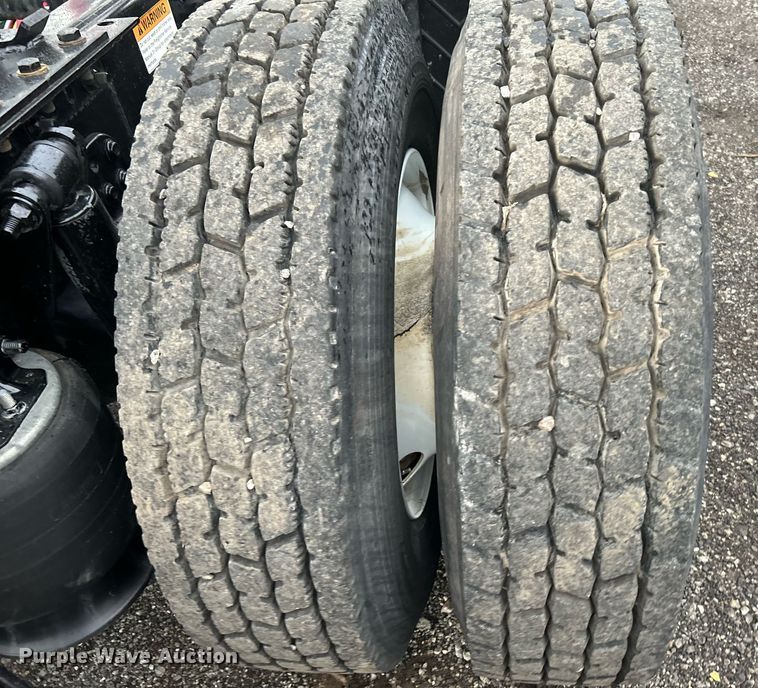 image for item KH9557 2013 Freightliner Cascadia  semi truck