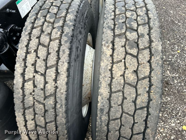 image for item KH9557 2013 Freightliner Cascadia  semi truck