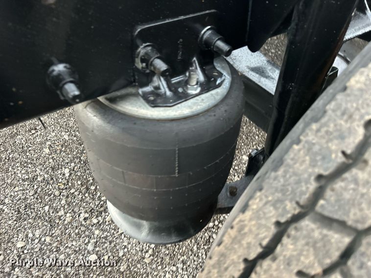 image for item KH9557 2013 Freightliner Cascadia  semi truck