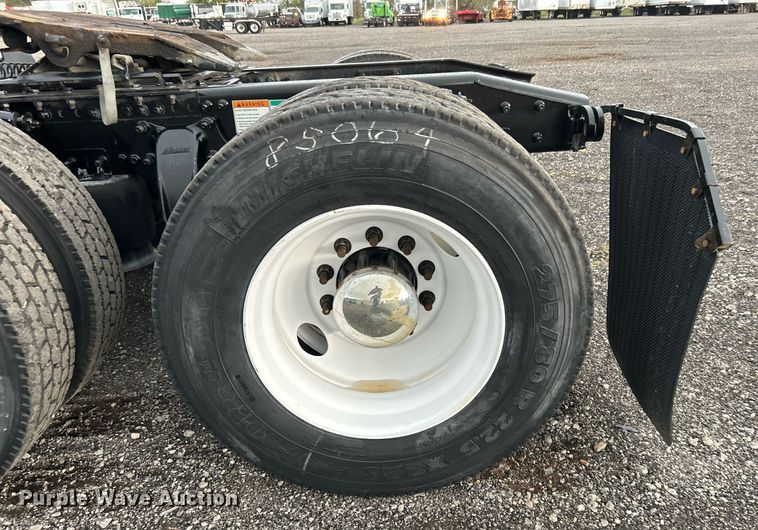 image for item KH9557 2013 Freightliner Cascadia  semi truck