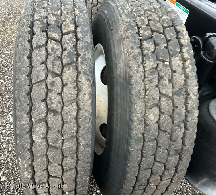 image for item KH9557 2013 Freightliner Cascadia  semi truck