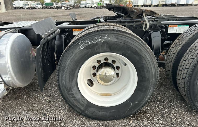 image for item KH9557 2013 Freightliner Cascadia  semi truck