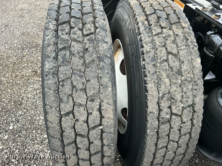 image for item KH9557 2013 Freightliner Cascadia  semi truck