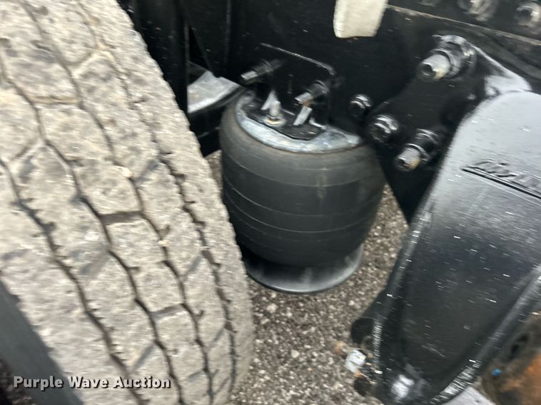 image for item KH9557 2013 Freightliner Cascadia  semi truck