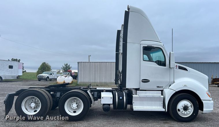 image for item KH9559 2014 Kenworth T680  semi truck