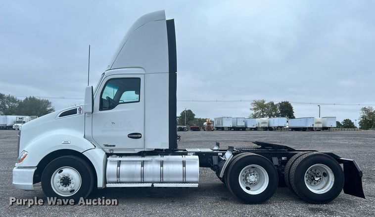 image for item KH9559 2014 Kenworth T680  semi truck