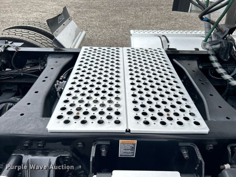 image for item KH9559 2014 Kenworth T680  semi truck