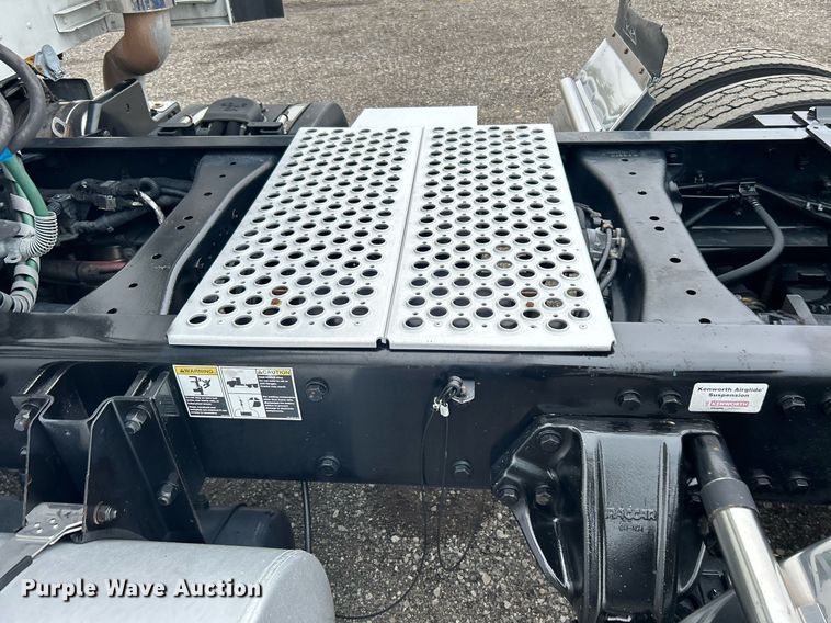 image for item KH9559 2014 Kenworth T680  semi truck