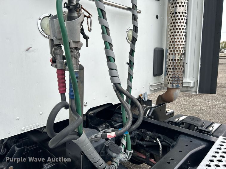 image for item KH9559 2014 Kenworth T680  semi truck