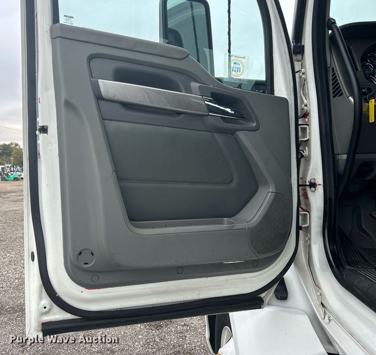 image for item KH9559 2014 Kenworth T680  semi truck