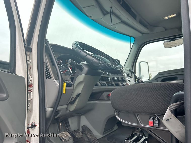 image for item KH9559 2014 Kenworth T680  semi truck