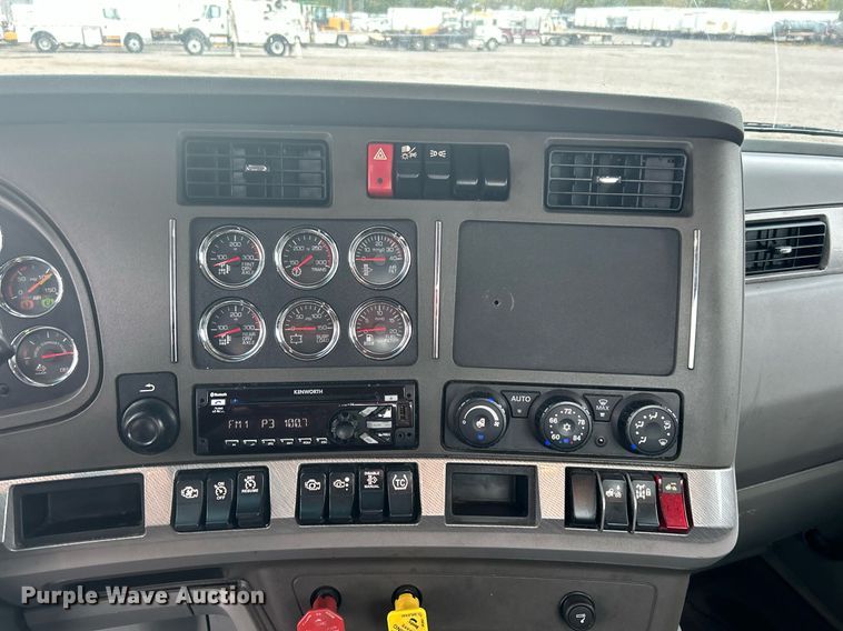 image for item KH9559 2014 Kenworth T680  semi truck