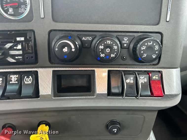 image for item KH9559 2014 Kenworth T680  semi truck