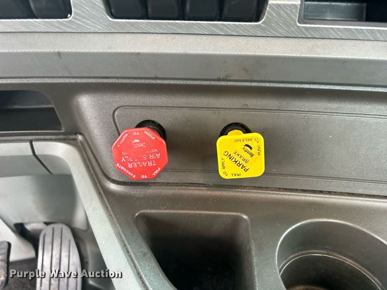 image for item KH9559 2014 Kenworth T680  semi truck