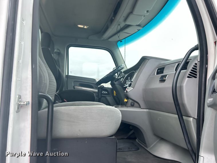 image for item KH9559 2014 Kenworth T680  semi truck