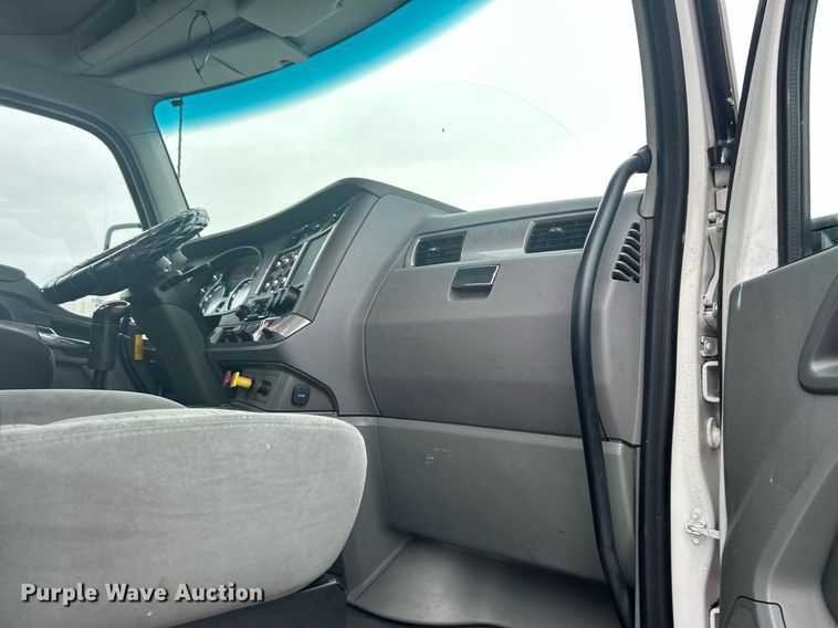 image for item KH9559 2014 Kenworth T680  semi truck