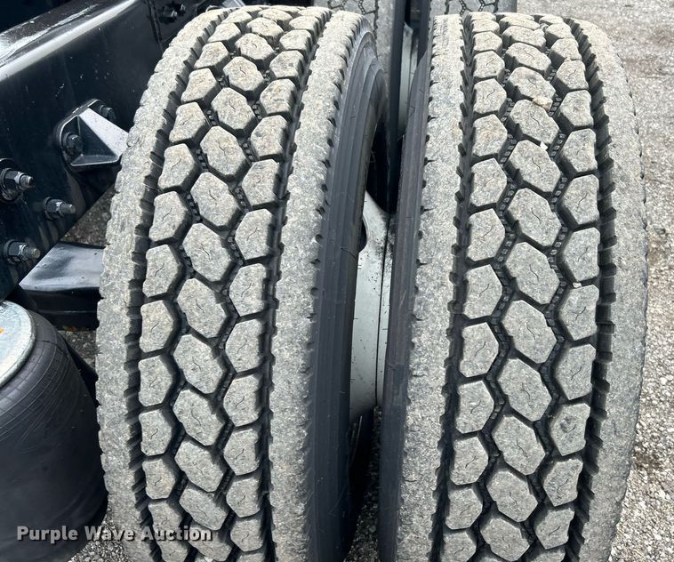 image for item KH9559 2014 Kenworth T680  semi truck