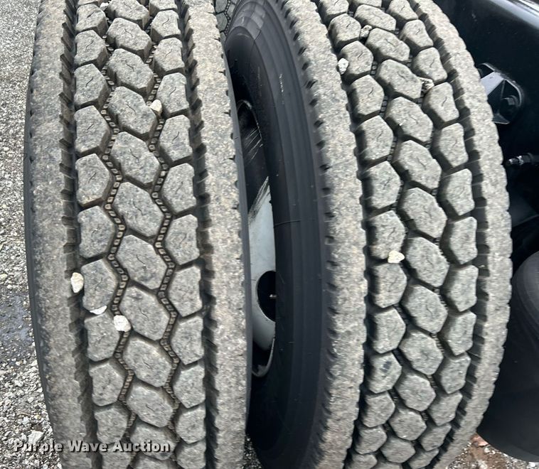 image for item KH9559 2014 Kenworth T680  semi truck