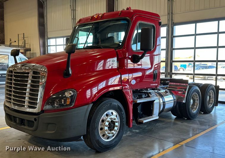 image for item KT9235 2015 Freightliner Cascadia  semi truck