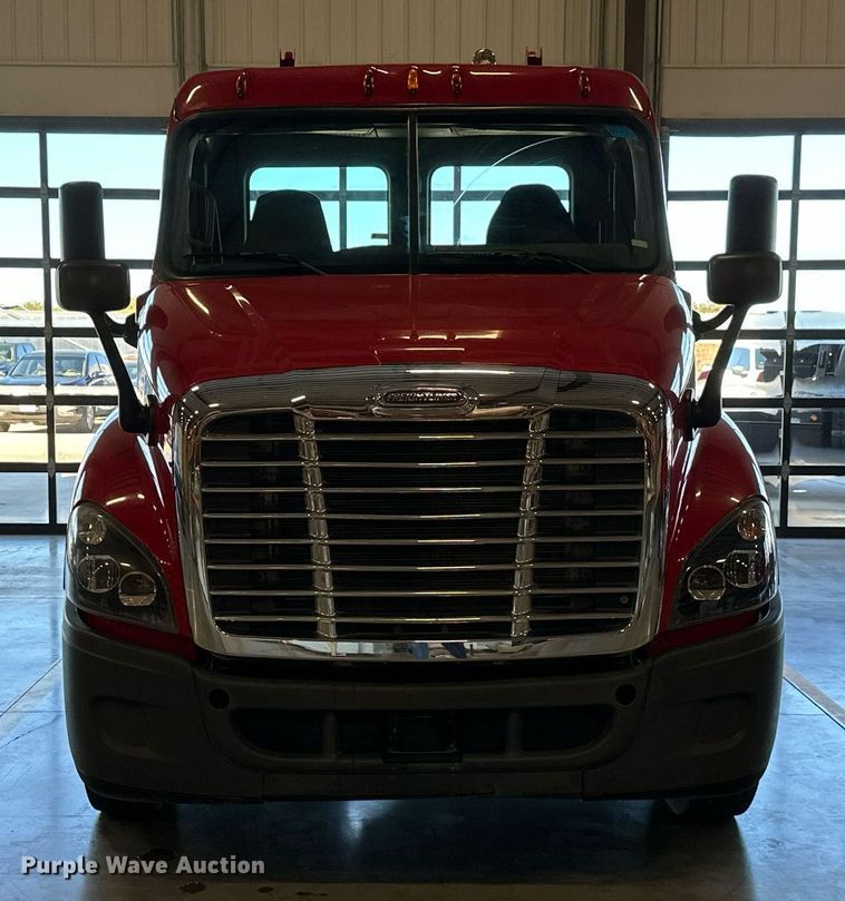 image for item KT9235 2015 Freightliner Cascadia  semi truck