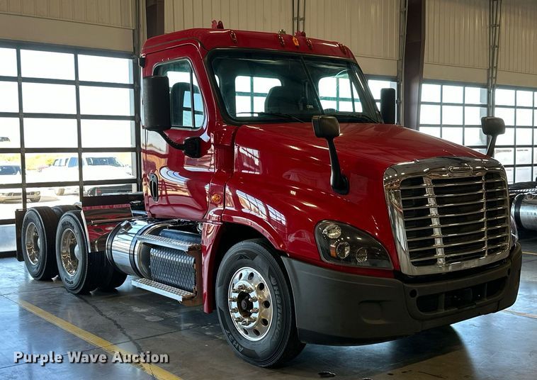 image for item KT9235 2015 Freightliner Cascadia  semi truck