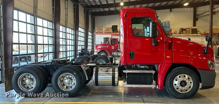 image for item KT9235 2015 Freightliner Cascadia  semi truck