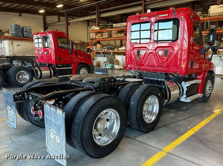 image for item KT9235 2015 Freightliner Cascadia  semi truck