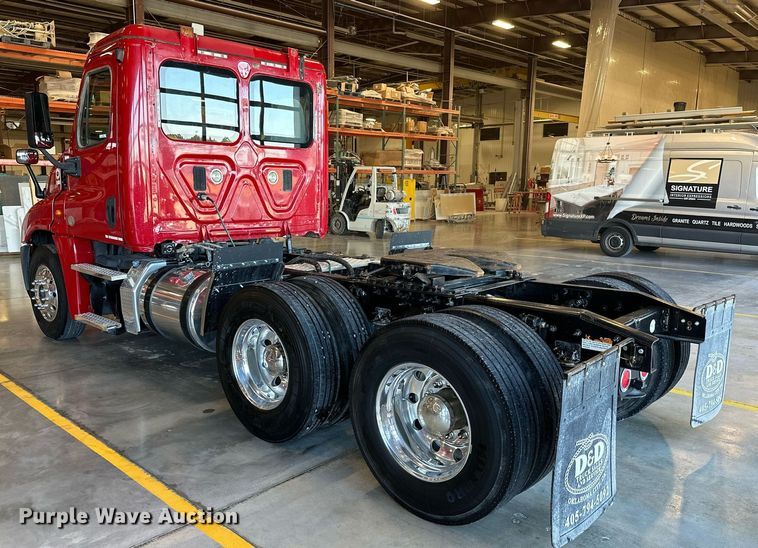 image for item KT9235 2015 Freightliner Cascadia  semi truck