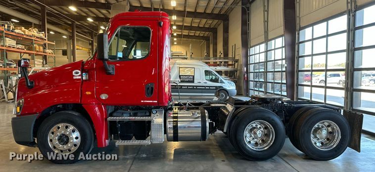 image for item KT9235 2015 Freightliner Cascadia  semi truck