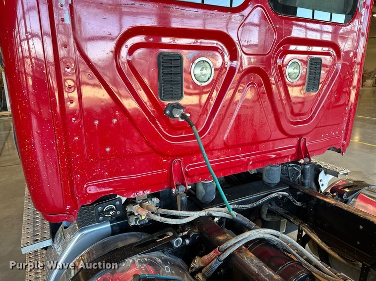 image for item KT9235 2015 Freightliner Cascadia  semi truck