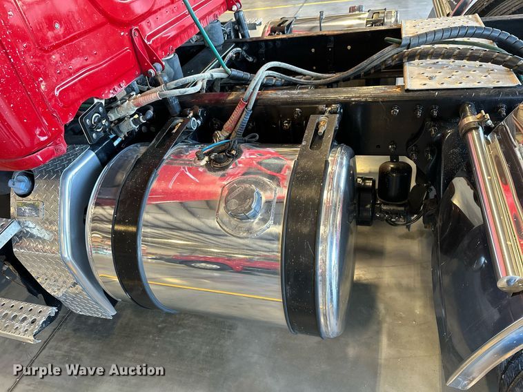 image for item KT9235 2015 Freightliner Cascadia  semi truck