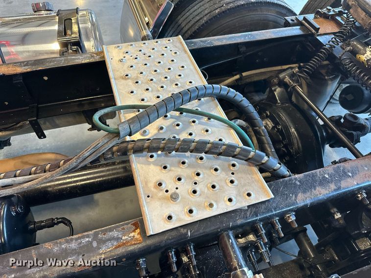 image for item KT9235 2015 Freightliner Cascadia  semi truck