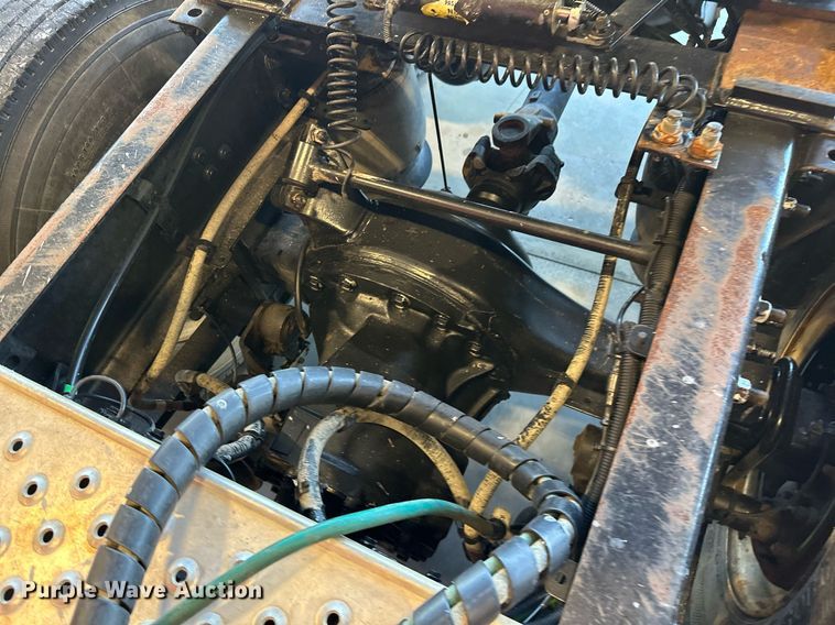 image for item KT9235 2015 Freightliner Cascadia  semi truck