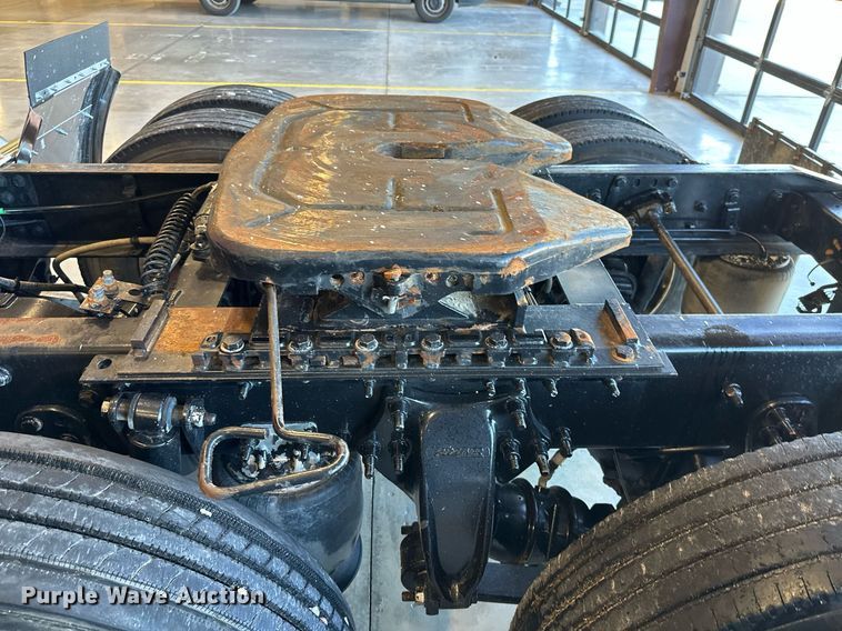 image for item KT9235 2015 Freightliner Cascadia  semi truck