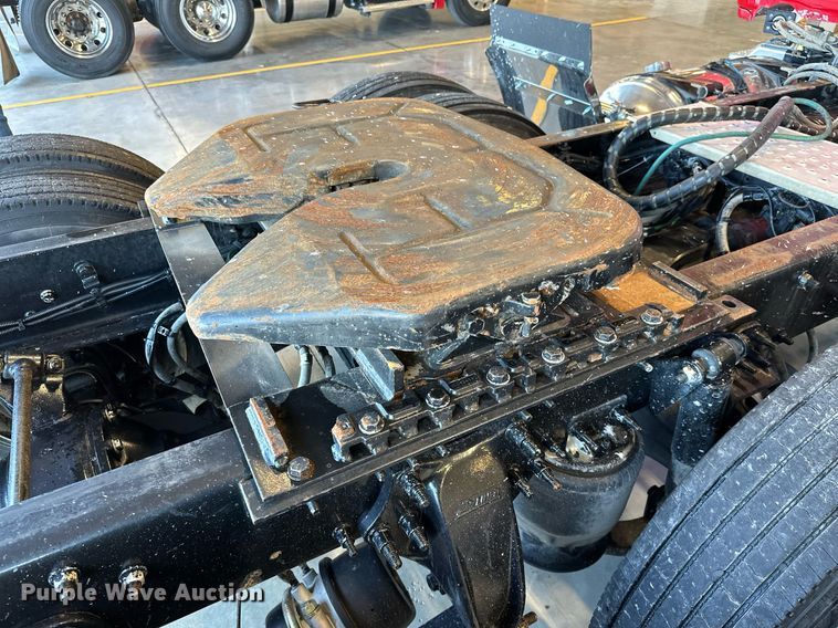 image for item KT9235 2015 Freightliner Cascadia  semi truck