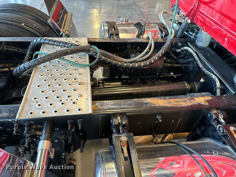 image for item KT9235 2015 Freightliner Cascadia  semi truck